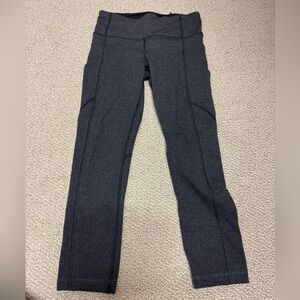 LULULEMON EUC SIZE 4 BLACK/GREY CHEVRON LEGGINGS